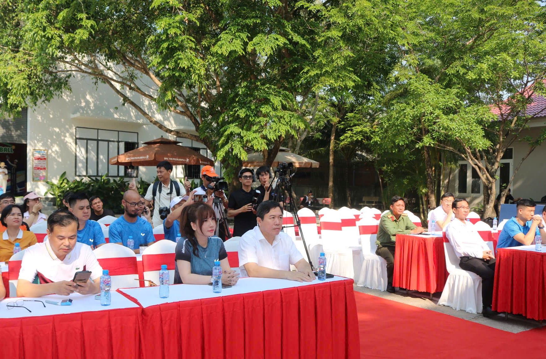 Các đại biểu tham dự lễ khai mạc.